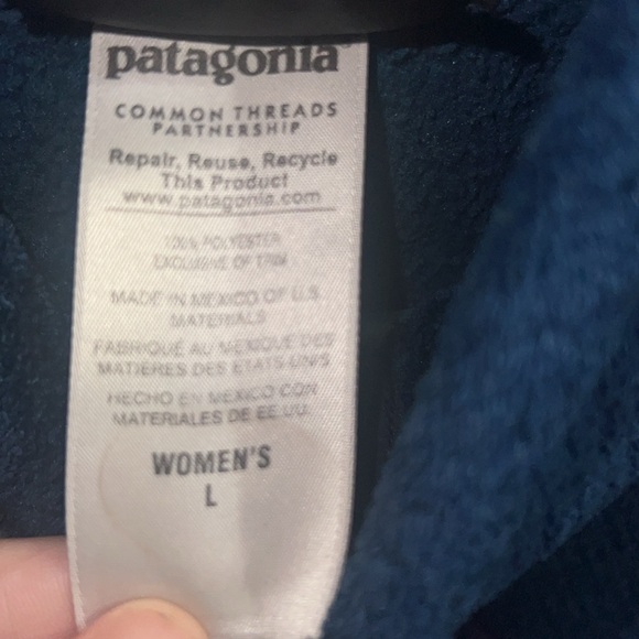 Patagonia pullover with pockets in a teal color. - Picture 4 of 5